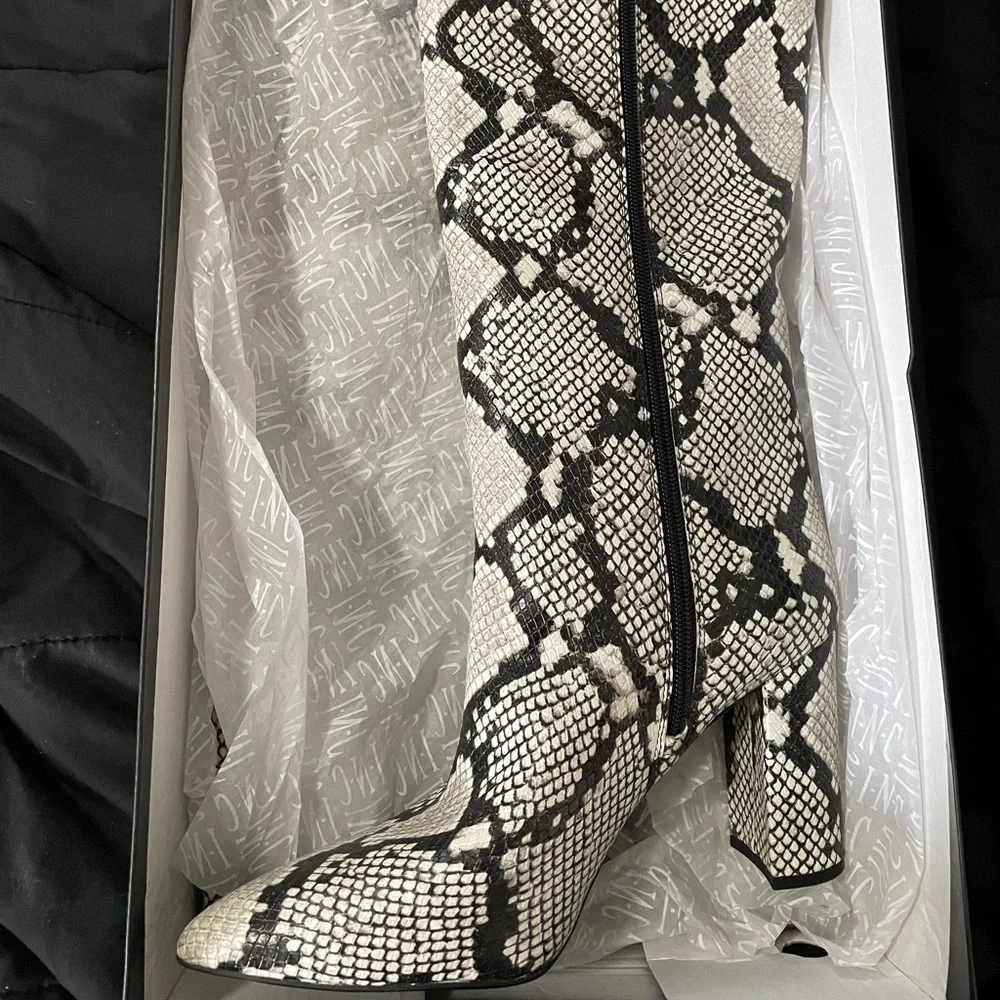 Women’s Zebra print boots - Picture 2 of 4